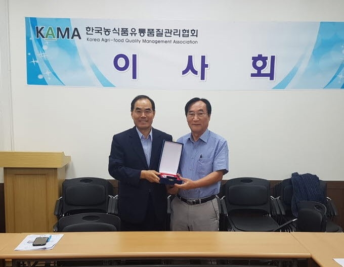 노상하 회장님께 감사패 전달